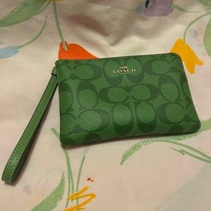 COACH SIGNATURE CANVAS CORNER ZIP WRISTLET WALLET - Green (Like New)